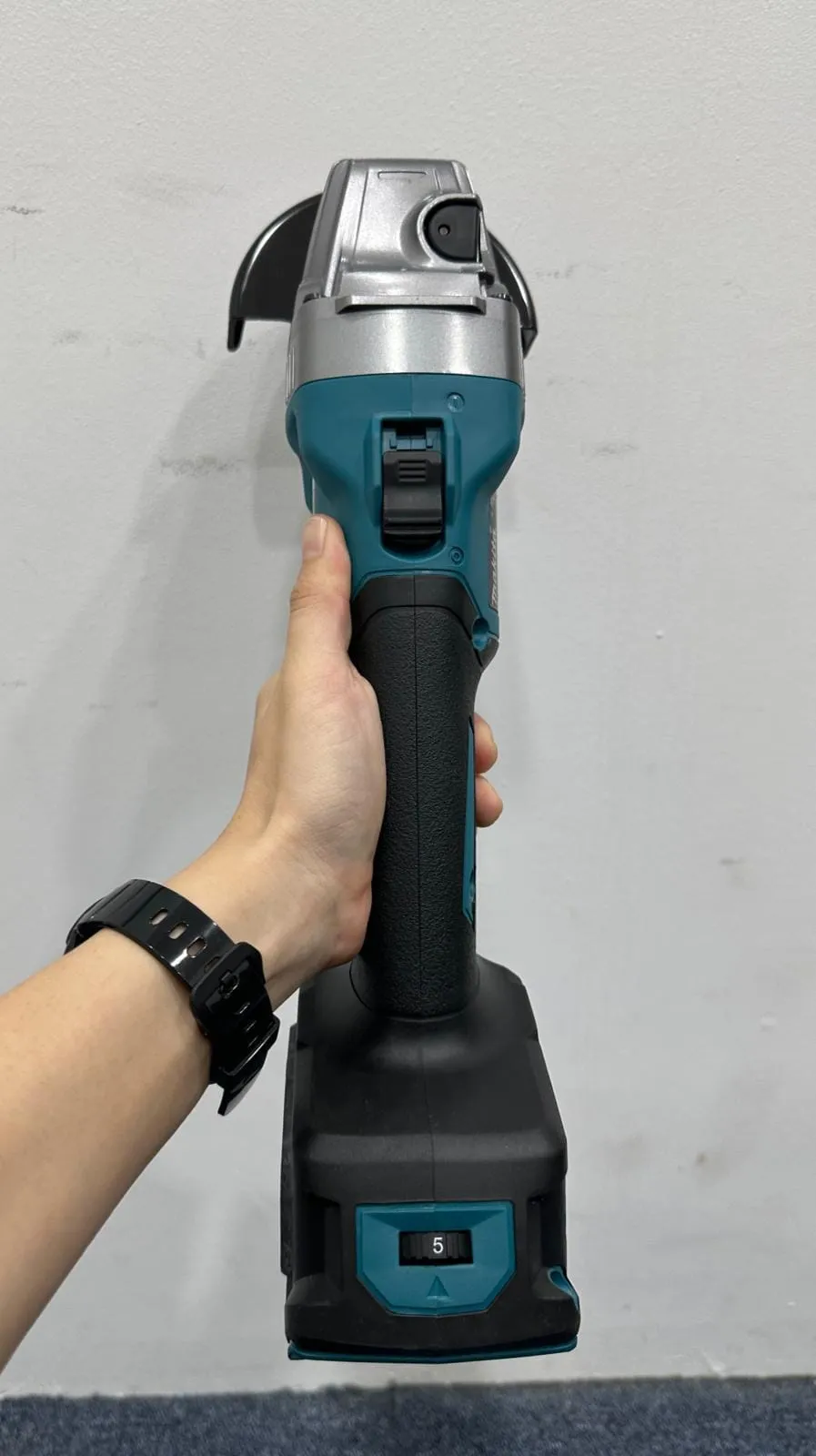 Makita 4" 40V Cordless Slide Switch Brushless Angle Grinder  GA021GD201 Come With 2.5Ah battery and Charger | Model : M-GA021GD201